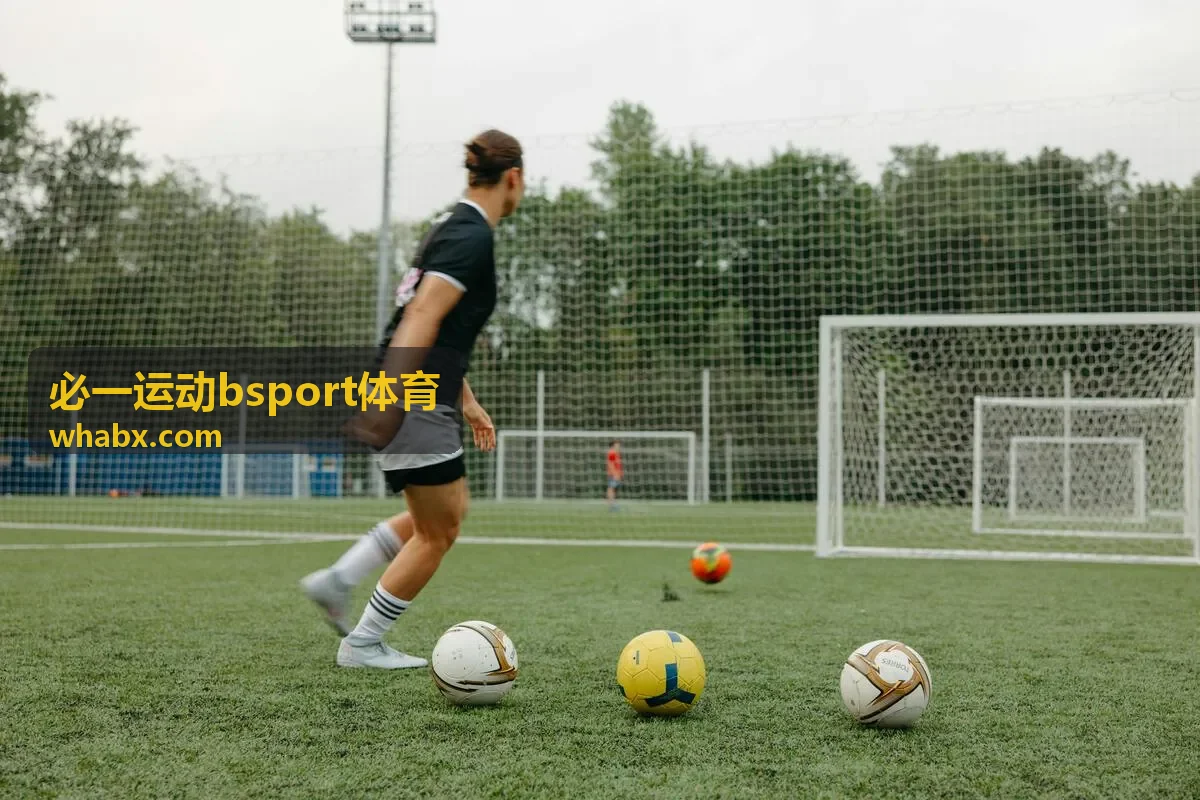必一运动bsport体育 赛事起跑现场，选手在赛道起点集结